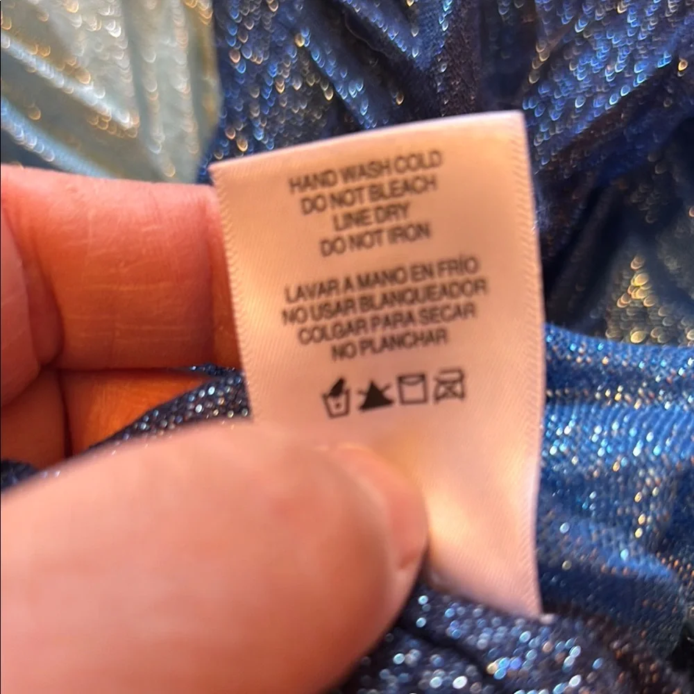 NWOT Elegant Blues and White infinity Scarf